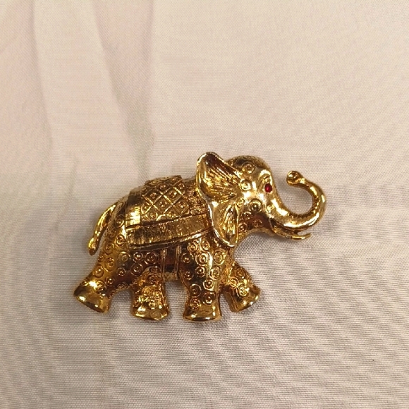 Jewelry - Gold tone Elephant Brooch